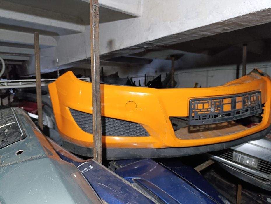 Бампер передний на Опель Астра Н