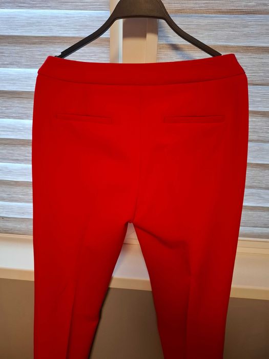 Дамски костюм от ZARA.