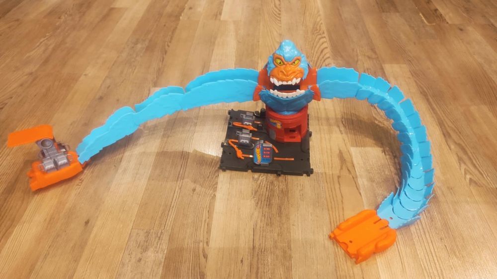 Продавам - Hot Wheels паркинг, писти и автовоз