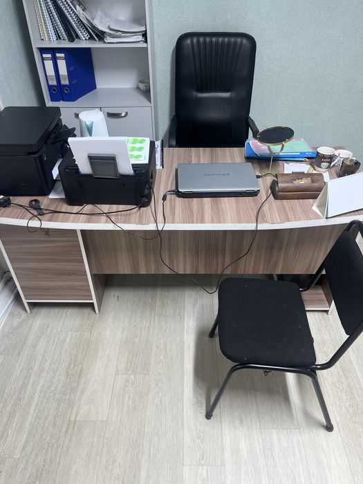 Деревянный стол для офиса