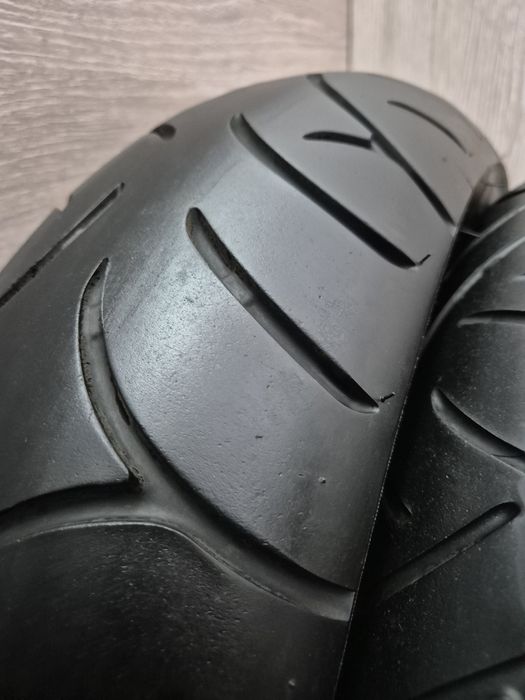 Set anvelope moto 110 70 17 cu 160 60 17 Bridgestone bt021