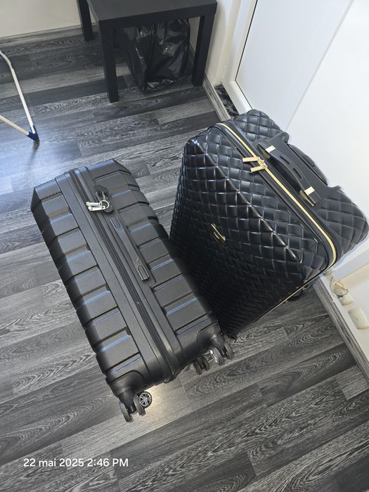 2 Geamantane plus 2 geanți cosmetice