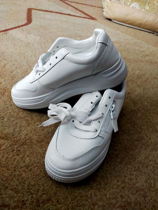 Продам кроссовки новые