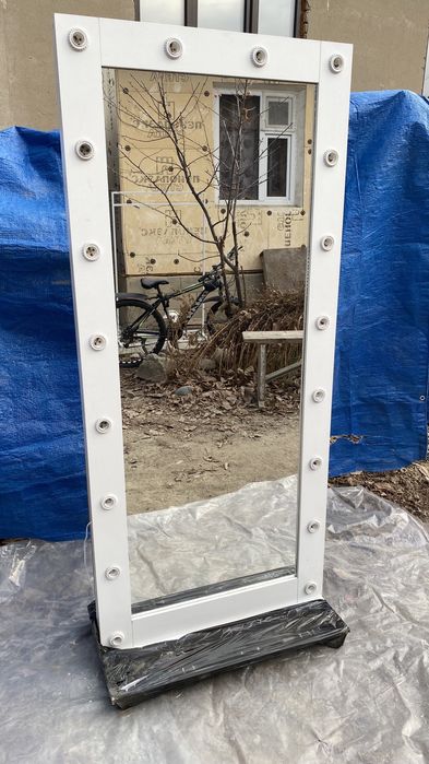 зеркало на колесиках с подсветкой