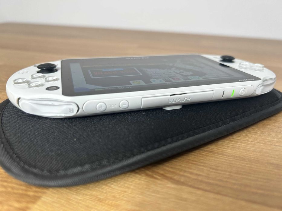 PS Vita Slim Glacier White modată — 128GB | Import Japonia
