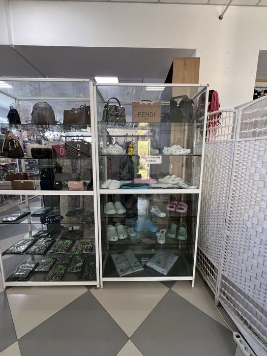 Стеклянные витрины.