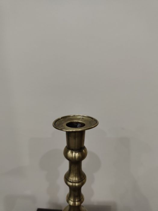 Холандски, винтидж , висок месингов свещник .