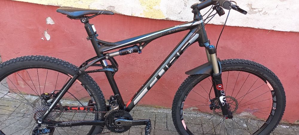 Vând bicicleta full suspension cube  cu roti pe 29