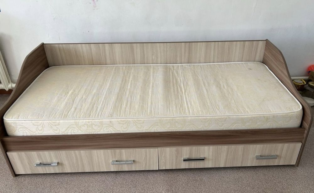 Продам кровать с матрасом