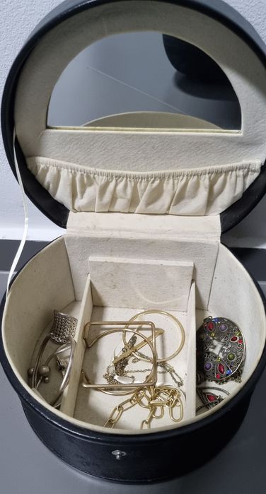 Cutie spaţioasā de bijuterii