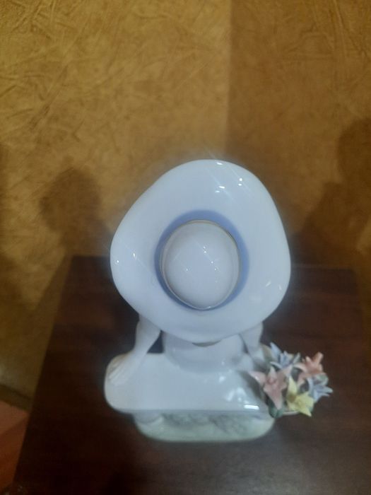 Большая, Фарфоровая статуэтка "Девушка на балконе". В отличном состоян