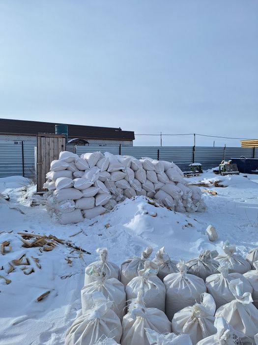 Опилка, дрова, дрова в мешках.