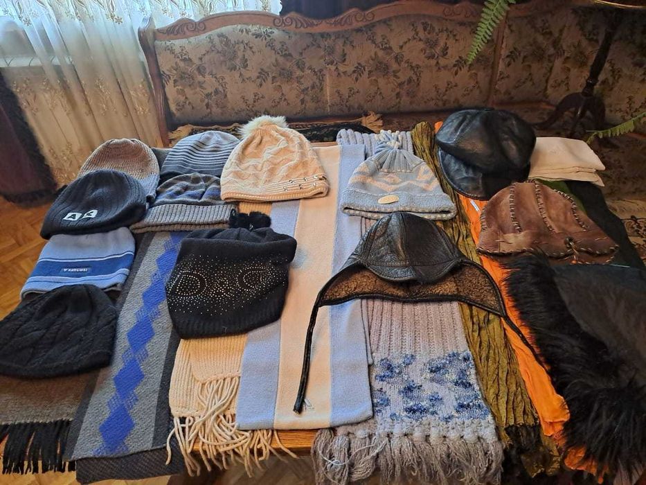 Шапки ,шарфы,шаль и другое