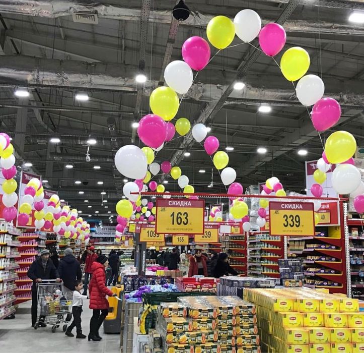 Арка из воздушных шаров, банер