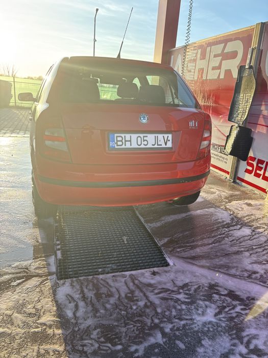 Vand skoda fabia 1.2 benzia  masina personala de 10 ani