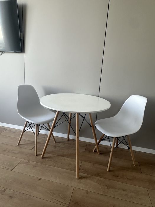 Стол и стулья 4 штуки