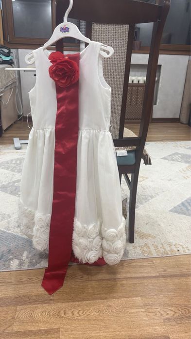 Нарядное платье для девочки 4-5 лет