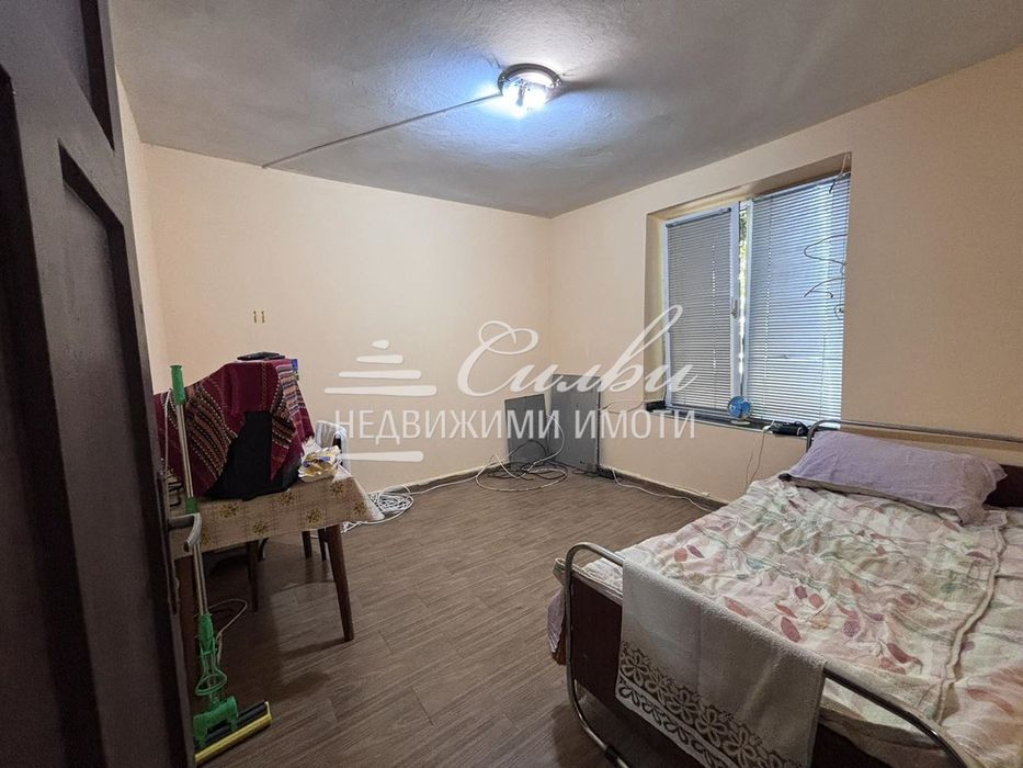 Самостоятелна двуетажна ТУХЛЕНА къща с ГАРАЖ - гр.Нови Пазар.