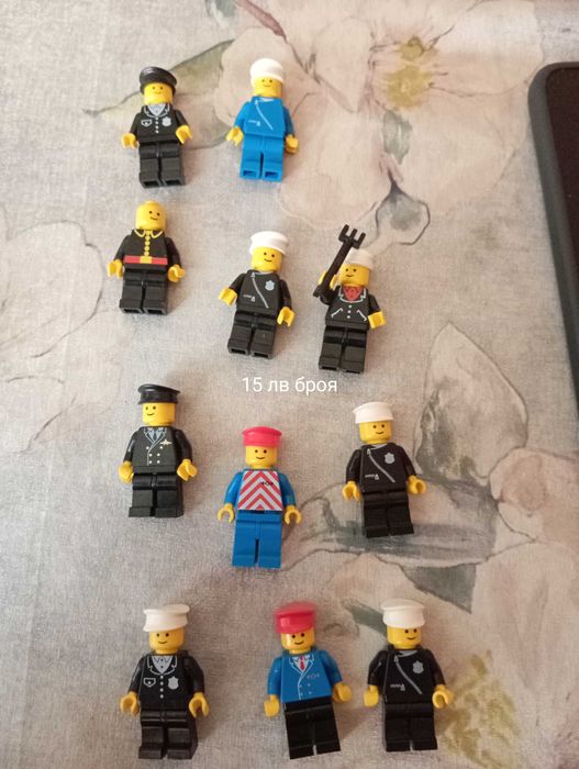 Продавам Лего стари фигурки