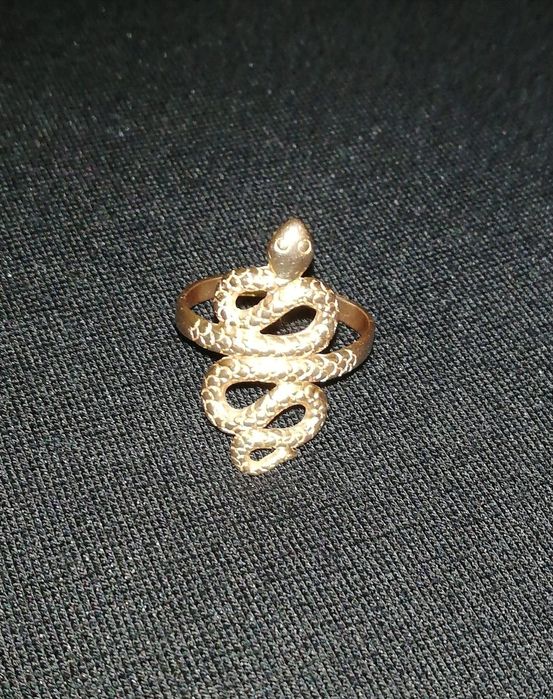 Продам золотое кольцо змейка 3,12  грамма 585 проба