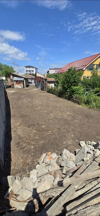 Teren cu casa bătrânească lângă bulevardul 1 mai