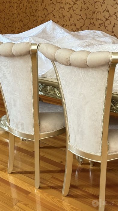 Стол и стулья в классическом стиле