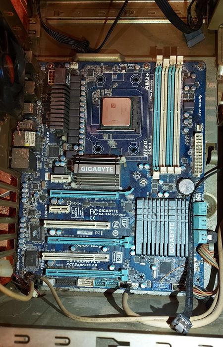 Carcasa si placa de baza gigabyte GA-990XA-UD3