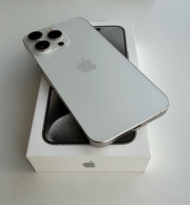 Iphone 15pro max Бял 256gb 1 год. гаранция Батерия на 100% !