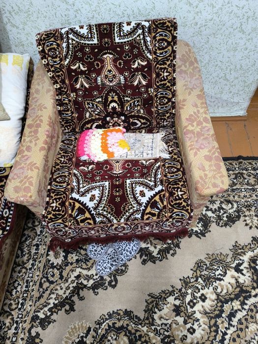 Отдам бесплатно диван и кресло