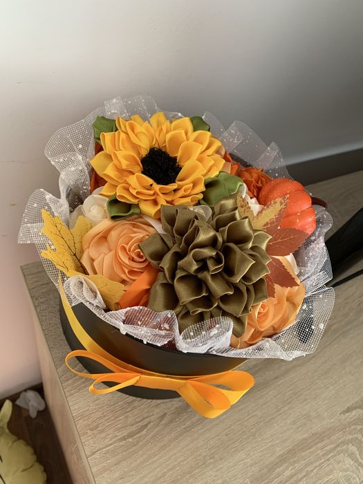 Cutie cu flori din satin