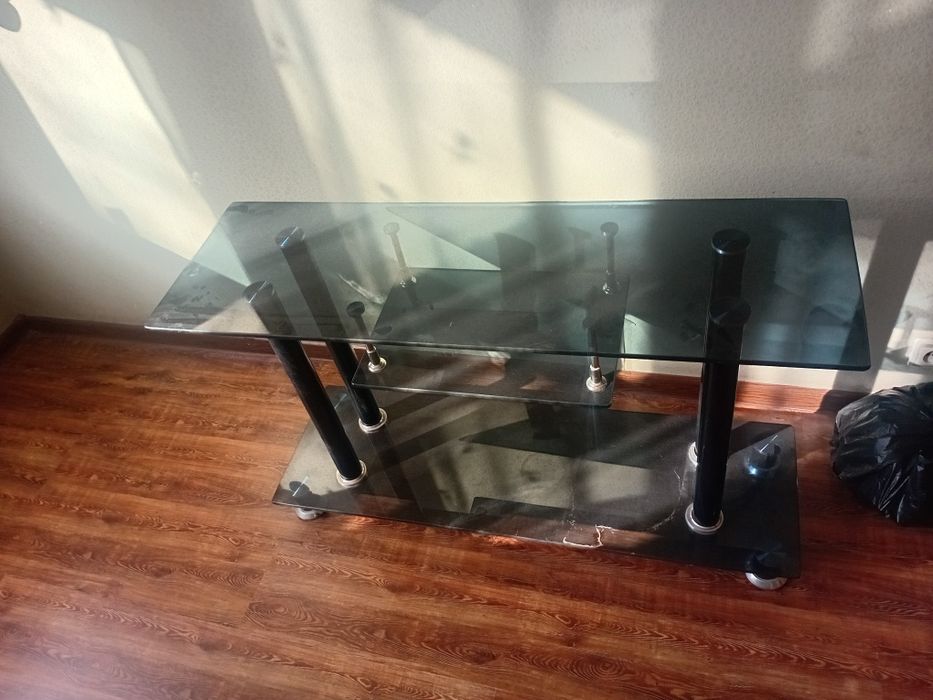 Стеклянная тумба под телевизор