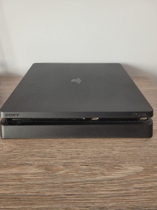PS4 de 1TB cu 2 manete