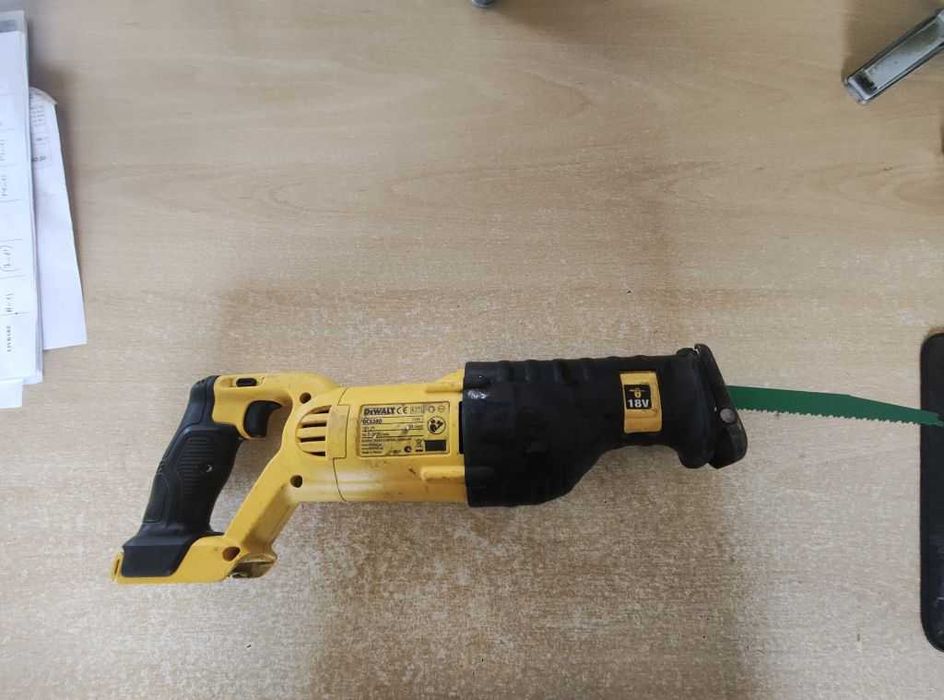 fierastrau dewalt 18v