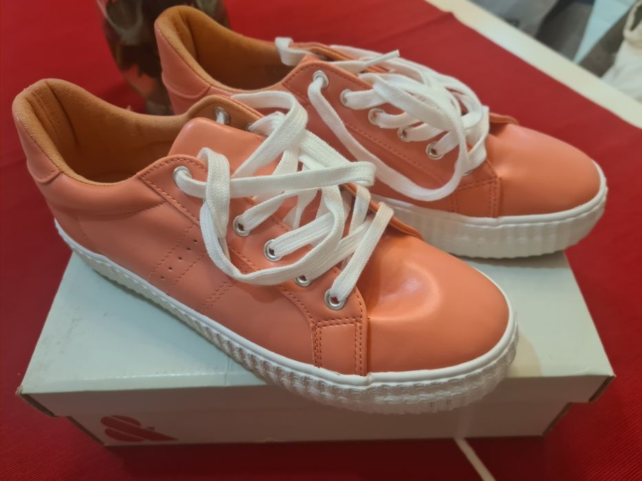 Adidași de dama ,corai