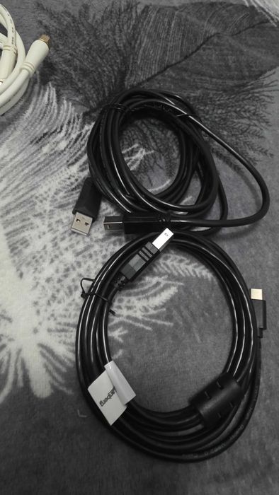 Vând acest cabluri, adaptor/hub USB-C multiport gri din aluminiu, prevăzut cu port RJ45