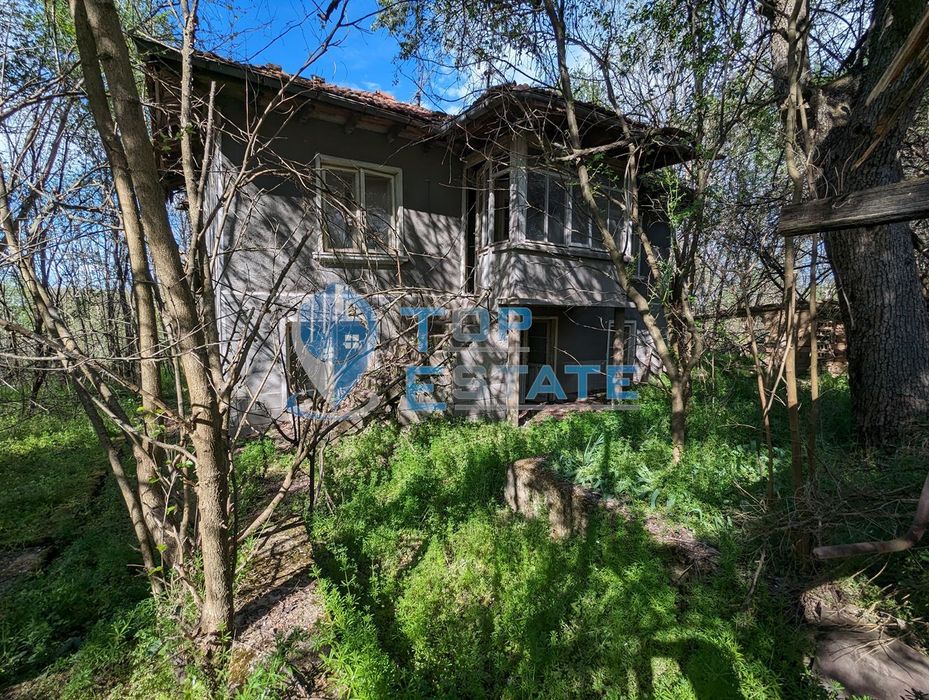 Стара къща с голям двор и кладенец в село Страхилово