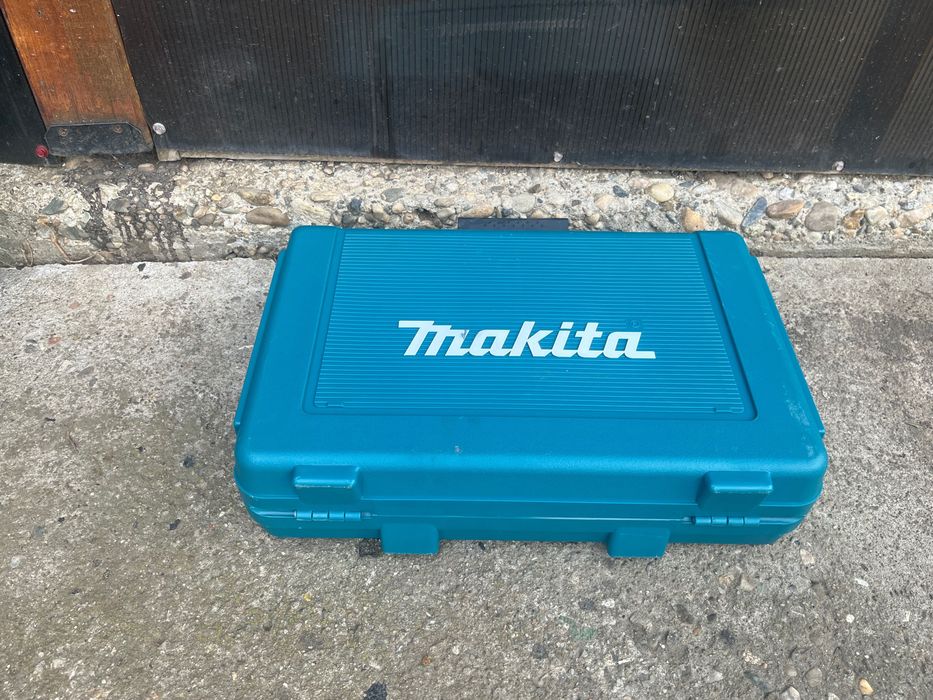 Mașina de înfiletat Makita