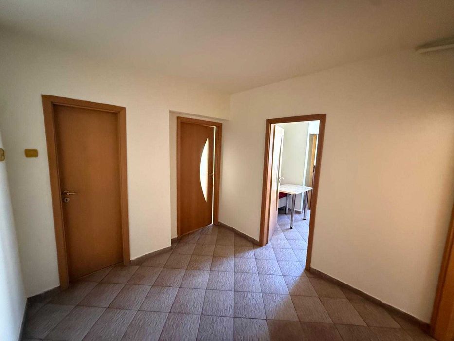 Apartament de vanzare in Hateg - 2 camere, decomandat, spatios, cu garaj, zona buna.