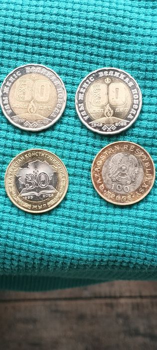 Продам юбилейные монеты  200 и 100