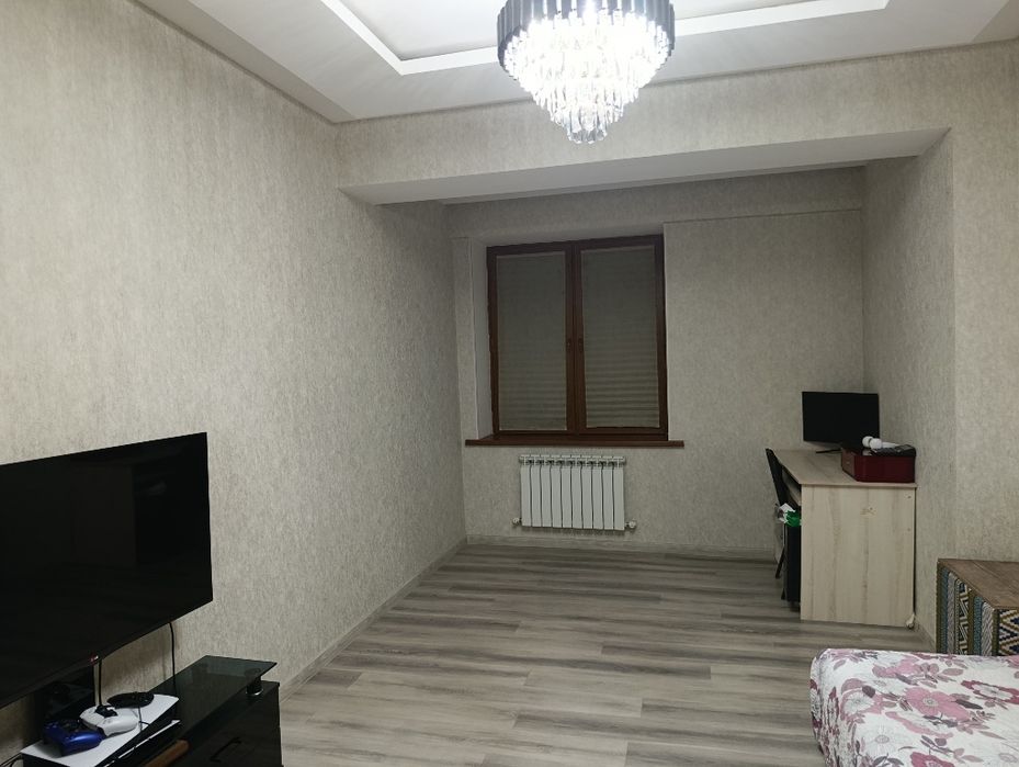 Продаётся  3-комнатная , в новостройке рядом с метро шахрестан. 84 кв