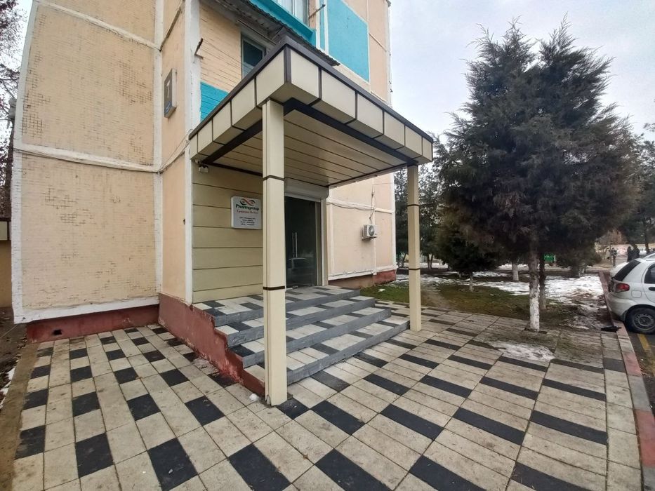 Сергели 4 да жойлашган нежилой 100 кв сотилади