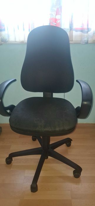 Продавам офис стол