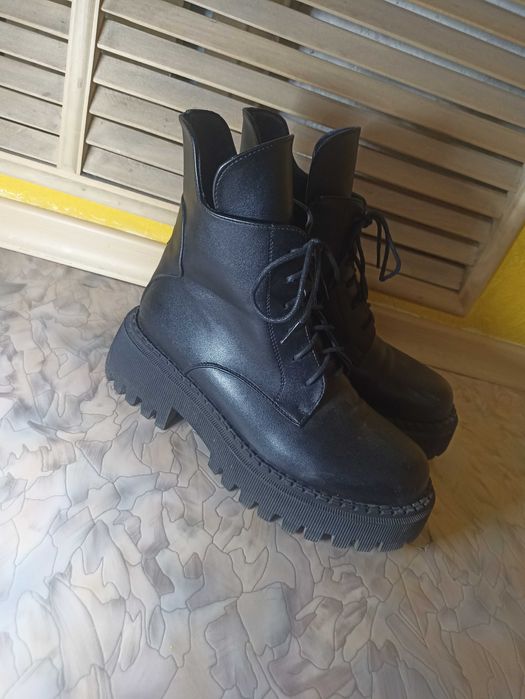 Продам весенние женские ботинки