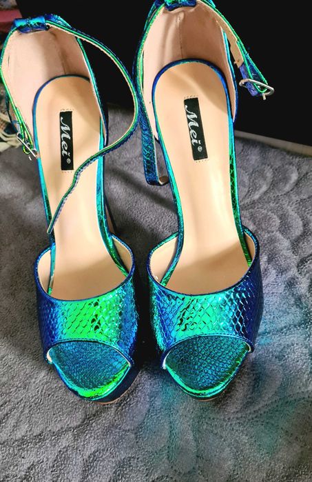 Сандали на висок ток