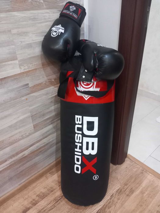 Боксова круша и ръкавици
