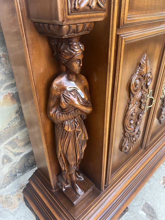 Comoda hol cu statuete si oglinda !