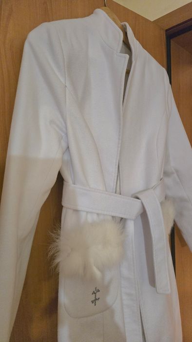 Дамско бяло палто с колан и естествен косъм Collection Ka Bo