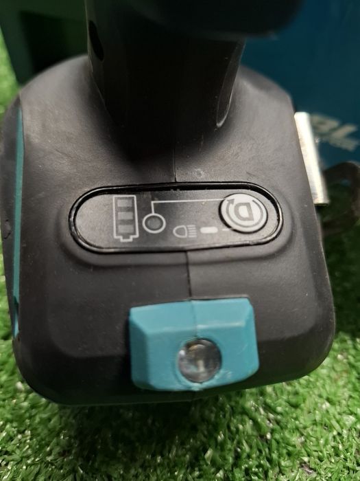 Винтоверт за гипсокартон на Makita DFS452 + пълнител