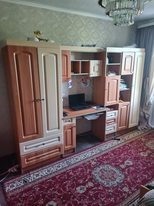 Отдам даром гарнитур в районе пристани.