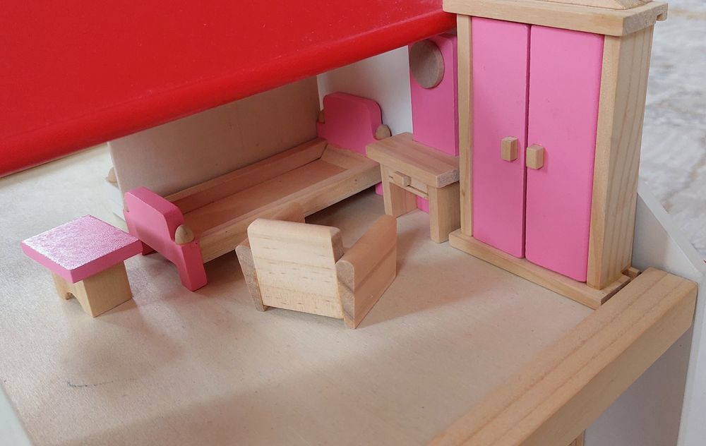 Деревянный домик для кукол